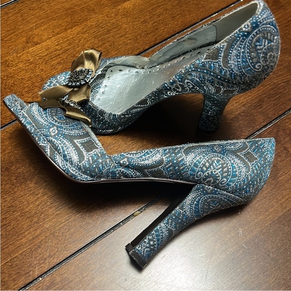 Women’s BCBGirls Blue Metallic Silver Fabric Open Toe
Heels -sz 7.5 B Victorian - Picture 6 of 11
